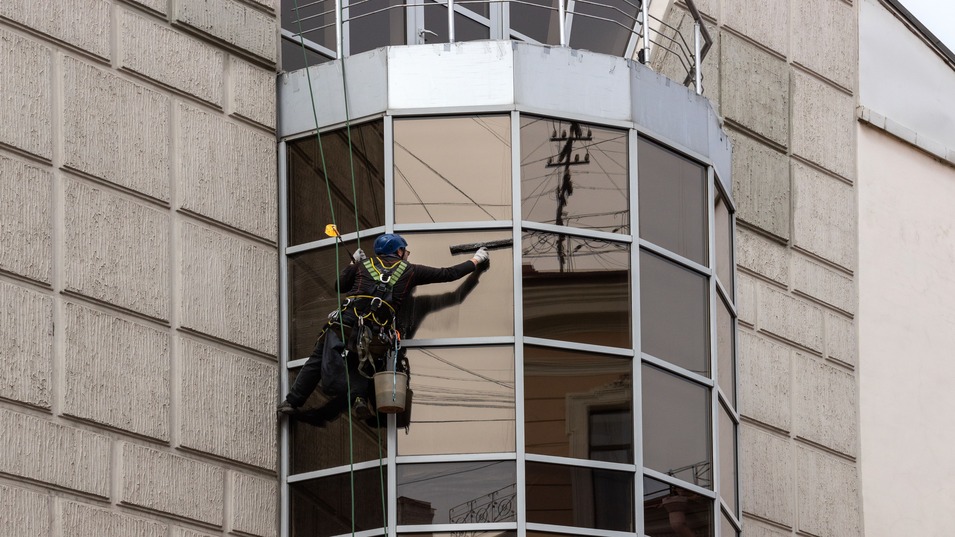 Qué habilidades requiere limpiar ventanas de edificios?